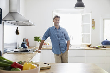 Mature man in his kitchen, portrait - PDF01358