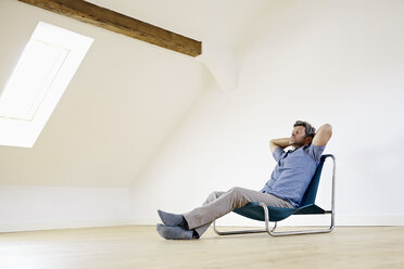Älterer Mann sitzt im Sessel und entspannt sich zu Hause - PDF01380