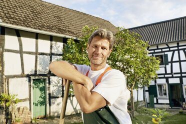 Älterer Mann bei der Gartenarbeit mit Schürze - PDF01391