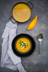 Suppenteller mit Kürbiscremesuppe mit Croutons und Petersilie und Kürbissuppe im Kochtopf - LVF06284