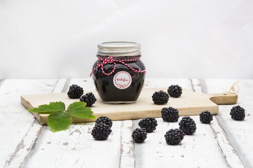 Glas hausgemachte Brombeermarmelade, Brombeeren und Blatt auf Holzbrett - LVF06288