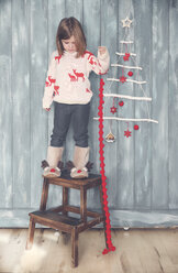Kleines Mädchen mit Weihnachtsschmuck - RTBF01025