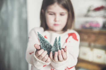 Kleines Mädchen mit Miniatur-Weihnachtsbaum, Nahaufnahme - RTBF01029