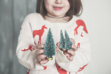 Kleines Mädchen mit Miniatur-Weihnachtsbaum, Nahaufnahme - RTBF01030