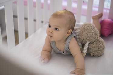 Cute baby girl lying in crib - MOMF00265