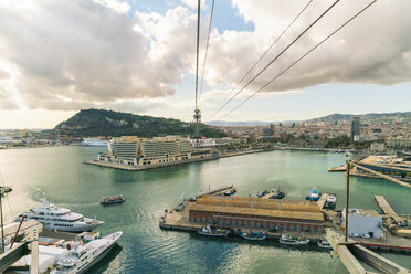 Spanien, Blick auf Hafen und Stadt Barcelona von oben - TAMF00907