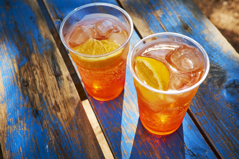 Zwei Becher eisgekühlter Spritz mit Orangenscheibe, lizenzfreies Stockfoto