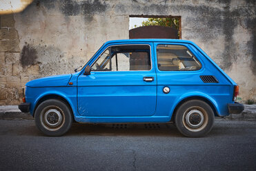 Italien, Apulien, alter blauer Fiat 500 am Straßenrand geparkt - DIKF00293