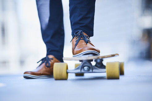 Nahaufnahme eines Mannes auf einem Longboard - BSZF00024