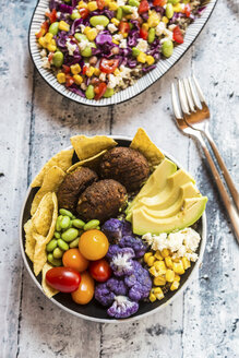 Quinoa-Veggie-Bowl mit Avocado, Edamame, Tomaten, Mais, Feta, Nachos, Blumenkohl und Quinoa-Fritters - SARF03376