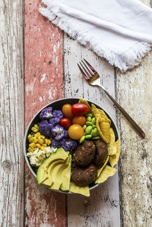 Quinoa-Veggie-Bowl mit Avocado, Edamame, Tomaten, Mais, Feta, Nachos, Blumenkohl und Quinoa-Fritters - SARF03377