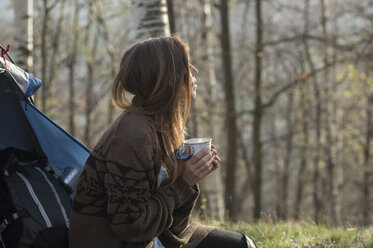 Frau zeltet im Wald - ZOCF00519