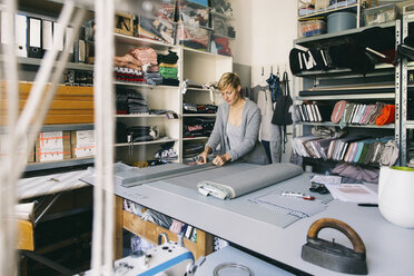 Modedesigner bei der Arbeit an einer Vorlage im Atelier - JUBF00263