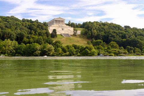 Deutschland, Donaustauf, Blick auf die Walhalla über der Donau, lizenzfreies Stockfoto