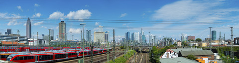 Deutschland, Frankfurt, Blick auf Haltegleise des Hauptbahnhofs mit Skyline im Hintergrund, lizenzfreies Stockfoto