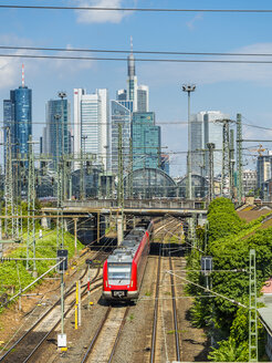 Deutschland, Frankfurt, Blick auf den Hauptbahnhof mit dem Finanzviertel im Hintergrund - AMF05474