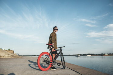 Junger Mann mit Fixie-Fahrrad an der Waterfront - VPIF00188