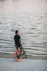 Junger Mann mit Fixie-Fahrrad an der Waterfront - VPIF00196