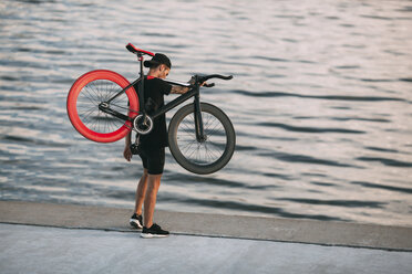 Junger Mann mit Fixie-Fahrrad an der Waterfront - VPIF00197