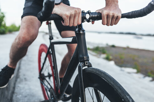 Nahaufnahme eines jungen Mannes auf einem Fixie-Fahrrad - VPIF00204