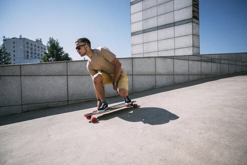 Junger Mann fährt Skateboard in der Stadt - VPIF00211