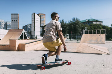 Junger Mann fährt Skateboard im Skatepark - VPIF00218