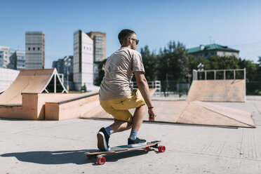 Young man riding skateboard in skatepark - VPIF00218