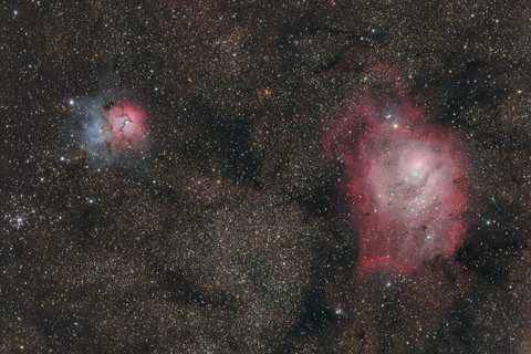 Namibia, Region Khomas, bei Uhlenhorst, Astrofoto der Emissions- und Reflexionsnebel Messier 20 (Trifid-Nebel) und Messier 8 (Lagunennebel) mit einem Teleskop, lizenzfreies Stockfoto