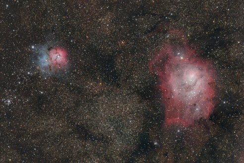 Namibia, Region Khomas, bei Uhlenhorst, Astrofoto der Emissions- und Reflexionsnebel Messier 20 (Trifid-Nebel) und Messier 8 (Lagunennebel) mit einem Teleskop - THGF00004