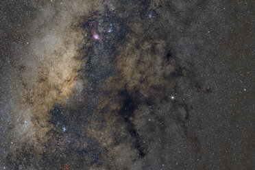 Namibia, Region Khomas, bei Uhlenhorst, Astrofoto, Zentrum der Milchstraße (Galaktisches Zentrum) mit M8, schweren Staubnebeln und dem Planeten Saturn - THGF00018