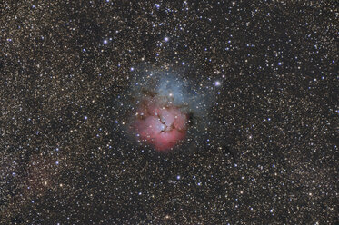 Namibia, Region Khomas, bei Uhlenhorst, Astrofoto des Emissions- und Reflexionsnebels Messier 20 oder Trifidnebel mit einem Teleskop - THGF00021