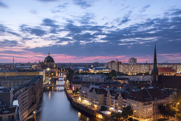 Deutschland, Berlin, Blick auf die Stadt in der morgendlichen Dämmerung - SPPF00002