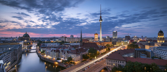 Deutschland, Berlin, Blick auf die Stadt in der morgendlichen Dämmerung - SPPF00004