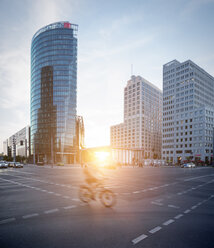 Deutschland, Berlin, Kreuzung am Potsdamer Platz in der Dämmerung - SPPF00006