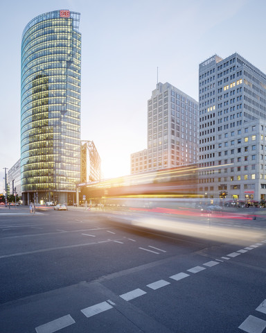 Deutschland, Berlin, Kreuzung am Potsdamer Platz in der Dämmerung, lizenzfreies Stockfoto