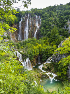 Kroatien, Lika-Senj, Osredak, Nationalpark Plitvicer Seen, Wasserfall - AMF05480