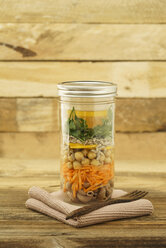 Glas veganer gemischter Salat mit Vollkornnudeln, Kichererbsen und verschiedenen Gemüsesorten - ECF01898
