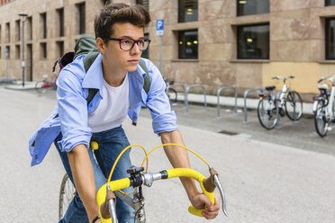 Porträt eines jungen Mannes auf einem Rennrad - MGIF00154