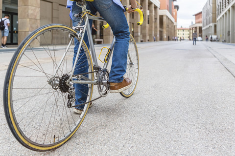 Junger Mann auf Rennrad, Teilansicht, lizenzfreies Stockfoto