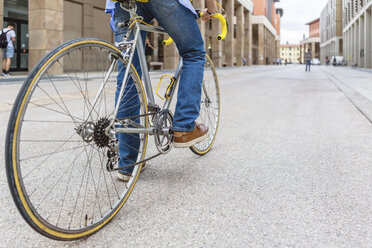 Junger Mann auf Rennrad, Teilansicht - MGIF00162