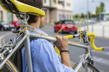 Mann trägt sein Rennrad auf der Schulter - MGIF00173