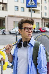 Portrait of young man carrying racing cycle on his shoulder - MGIF00174