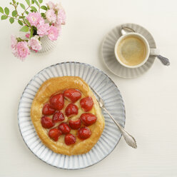 Blumen, Kaffee und Plundergebäck mit Erdbeeren und Pudding - ECF01904