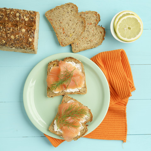 Karottenbrot mit Frischkäse und Räucherlachs, lizenzfreies Stockfoto