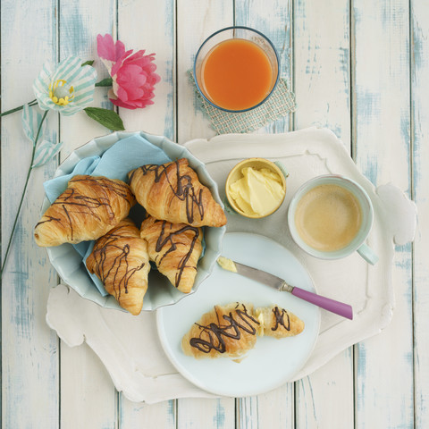 Frühstück mit Schokocroissants, lizenzfreies Stockfoto