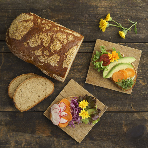 Brot mit essbaren Blumen und Gemüse, lizenzfreies Stockfoto