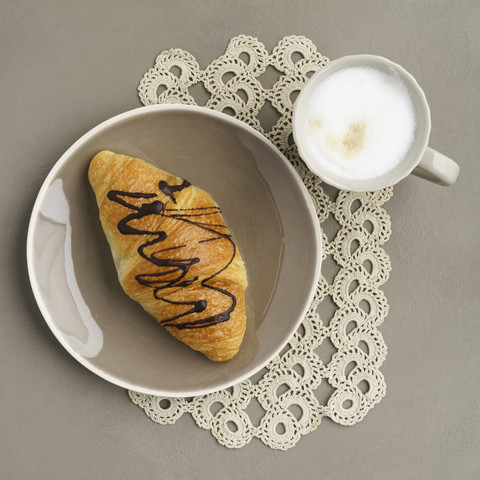 Schokoladen-Croissant und Cappuccino, lizenzfreies Stockfoto