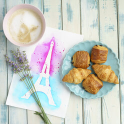 Französisches Frühstück mit Schokoladencroissants und Cappuccino - ECF01925