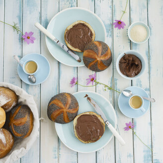 Veganes Frühstück mit Brötchen und Schokoladenaufstrich - ECF01928