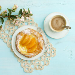 Blumen, Kaffee und Plundergebäck mit Pfirsichen und Vanillepudding - ECF01933